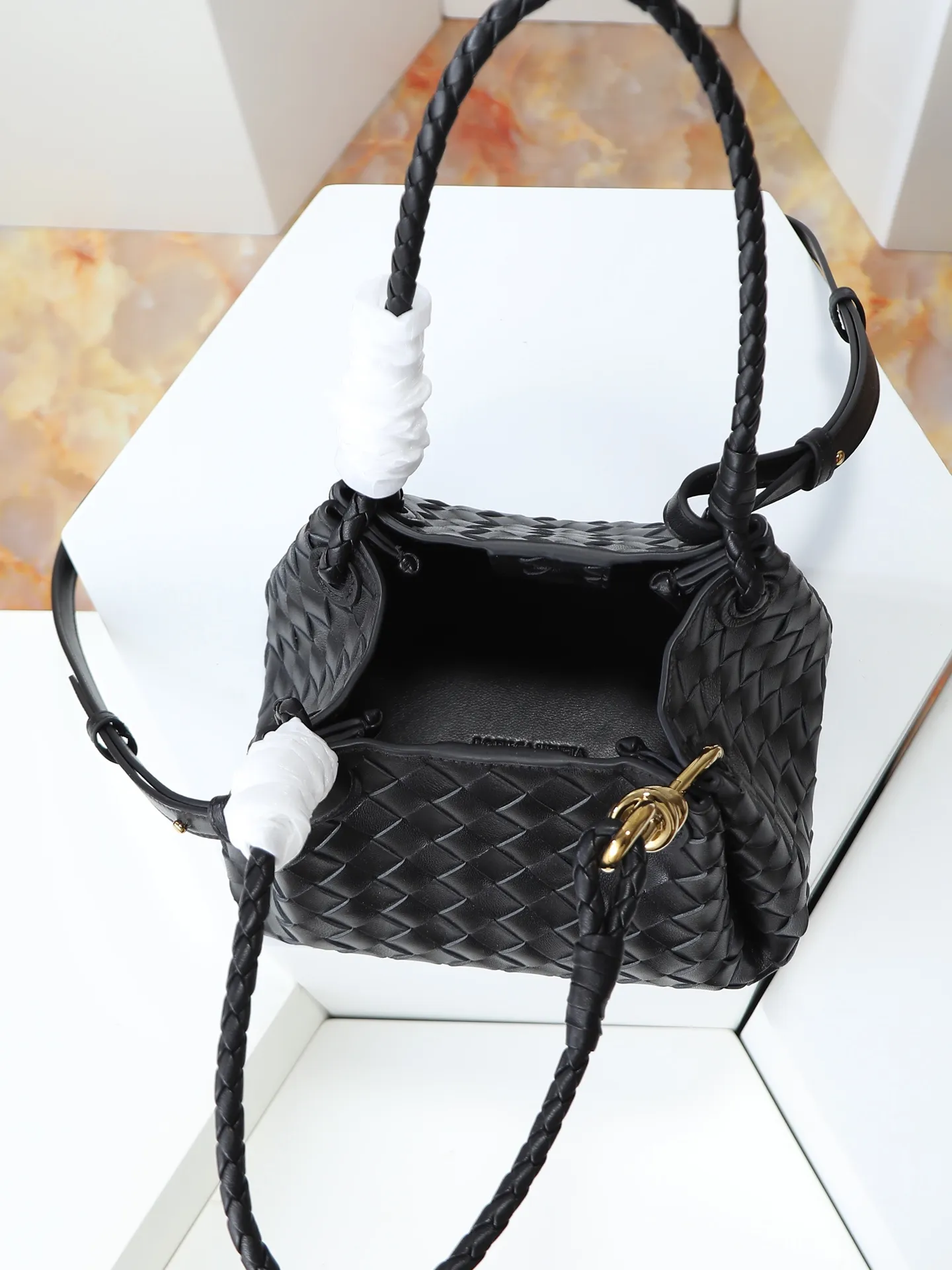 1250. Home B has a new product! Andiamo combines archive parachute handbags to inherit retro elements and integrate modern trends. The same style as Shu Qi's Night in Beijing. It is a continuation of the classic bag. It has three functions: hand carry, shoulder and cross-body. It is embellished with metal brass knot buckles. It is small and has an amazing capacity. It can easily hold all kinds of daily necessities with a box, sunglasses, small bottle, water powder, charger, and the upper body is versatile. Style number: 796569 Size: 21*17*16.5cm